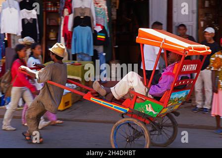 Madagascar.Ambositra.Ville Betsileo.Pousse-mousse, le taxi malgache.// Madagascar.Ambositra, ville de Betsileo.Pousse-mousse, taxi local. Banque D'Images