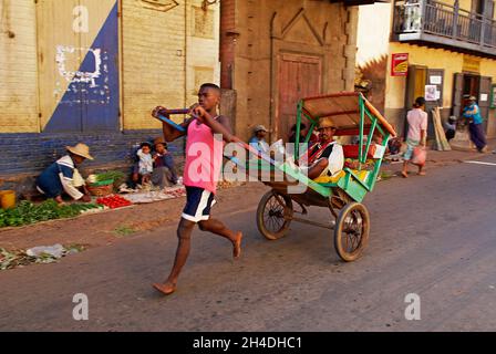 Madagascar.Ambositra.Ville Betsileo.Pousse-mousse, le taxi malgache.// Madagascar.Ambositra, ville de Betsileo.Pousse-mousse, taxi local. Banque D'Images