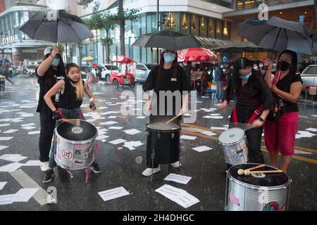 Bangkok, Thaïlande.31 octobre 2021.Les manifestants se réunissent pour appeler à la libération des prisonniers politiques arrêtés en vertu de la loi sur la lèse-majesté à Bangkok, en Thaïlande, le 31 octobre 2021.Les manifestants exigent l'abrogation de l'article 112 de la loi sur la lèse-majesté et la réforme de la monarchie.(Photo d'Atiwat Silpamethanont/Pacific Press/Sipa USA) crédit: SIPA USA/Alay Live News Banque D'Images