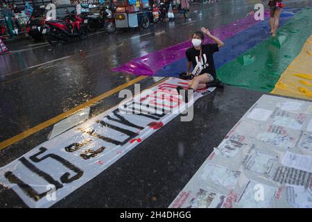Bangkok, Thaïlande.31 octobre 2021.Les manifestants se réunissent pour appeler à la libération des prisonniers politiques arrêtés en vertu de la loi sur la lèse-majesté à Bangkok, en Thaïlande, le 31 octobre 2021.Les manifestants exigent l'abrogation de l'article 112 de la loi sur la lèse-majesté et la réforme de la monarchie.(Photo d'Atiwat Silpamethanont/Pacific Press/Sipa USA) crédit: SIPA USA/Alay Live News Banque D'Images