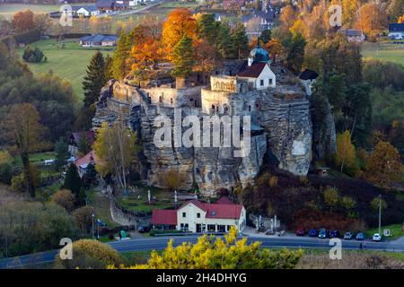 Château rocheux de Sloup avec paysage d'automne, Bohême du Nord. Banque D'Images