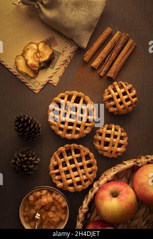 Tarte aux pommes à la cannelle avec une pincée de pignons Banque D'Images