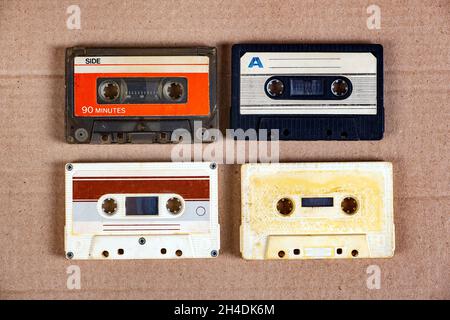 Quatre cassettes audio anciennes sur le carton gros plan Banque D'Images