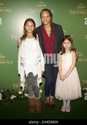 L'actrice Angela Griffin et sa famille assistent à la projection de gala de 'Tinker Bell and the Legend of the NeverBeast' à vue West End, Londres. Banque D'Images