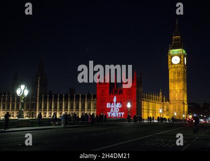 La vidéo de Band Aid 30, « est-ce que c'est Noël ? », est projetée pour la première fois sur les chambres du Parlement.Il marque la copie papier du CD en vente demain matin (08/12/14).la chanson présente des artistes dont One Direction, Ellie Goulding, Emeli SandŽ et Ed Sheeran, entre autres. Banque D'Images