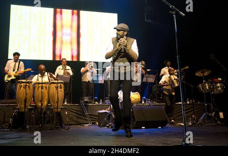 Juan Luis Guerra, chanteur-compositeur dominicain, interprète en direct lors de son Todo Tiene su Hora Tour à l'O2 Academy Brixton, dans le sud de Londres Banque D'Images