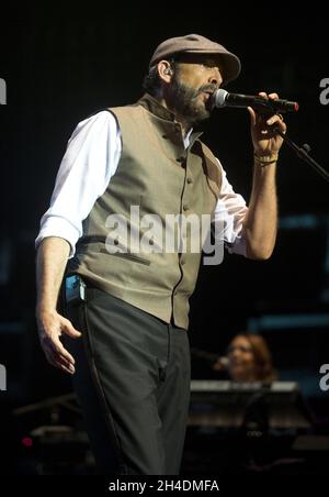 Juan Luis Guerra, chanteur-compositeur dominicain, interprète en direct lors de son Todo Tiene su Hora Tour à l'O2 Academy Brixton, dans le sud de Londres Banque D'Images