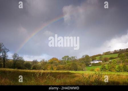 Un arc-en-ciel en automne au-dessus de la vallée de la Barle à Withypool dans le parc national d'Exmoor, Somerset, Angleterre. Banque D'Images