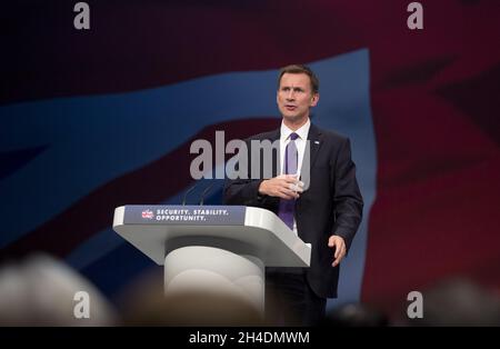 Le secrétaire d'État à la Santé, Jeremy Hunt, prononce un discours aux délégués le troisième jour de la conférence annuelle du Parti conservateur au Centre des congrès de Manchester Central. Banque D'Images