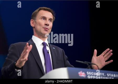 Le secrétaire d'État à la Santé, Jeremy Hunt, prononce un discours aux délégués le troisième jour de la conférence annuelle du Parti conservateur au Centre des congrès de Manchester Central. Banque D'Images