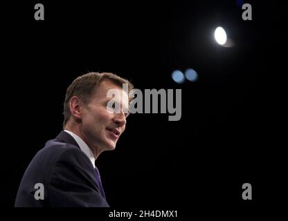 Le secrétaire d'État à la Santé, Jeremy Hunt, prononce un discours aux délégués le troisième jour de la conférence annuelle du Parti conservateur au Centre des congrès de Manchester Central. Banque D'Images