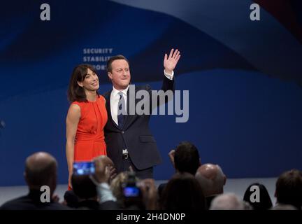 David Cameron et sa femme Samantha saluent la foule à la fin du discours du Premier ministre au Centre des congrès de Manchester Central, le dernier jour de la conférence annuelle du Parti conservateur. Banque D'Images