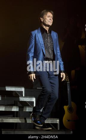 Sir Cliff Richard se produit en concert au Royal Albert Hall dans le centre de Londres, dans le cadre de sa tournée du 75e anniversaire. Banque D'Images