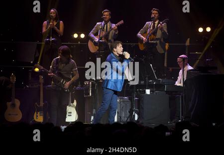 Sir Cliff Richard se produit en concert au Royal Albert Hall dans le centre de Londres, dans le cadre de sa tournée du 75e anniversaire.Le chanteur britannique a fêté son 75e anniversaire plus tôt cette semaine le 14 octobre. Banque D'Images