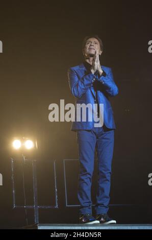 Sir Cliff Richard se produit en concert au Royal Albert Hall dans le centre de Londres, dans le cadre de sa tournée du 75e anniversaire.Le chanteur britannique a fêté son 75e anniversaire plus tôt cette semaine le 14 octobre. Banque D'Images