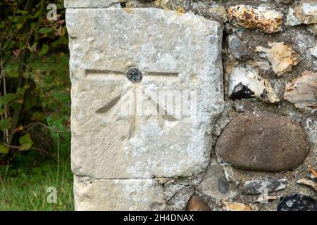 Une référence d'arpenteurs sur la pierre d'angle de l'église St Mary & St Peter Kelsale, Suffolk, Royaume-Uni Banque D'Images