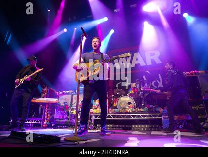 Coldplay réalise un concert de charité juste après les BRIT Awards en aide à l'enfant de guerre à l'indigo à l'O2, Londres. Banque D'Images