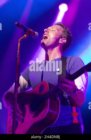 Coldplay réalise un concert de charité juste après les BRIT Awards en aide à l'enfant de guerre à l'indigo à l'O2, Londres. Banque D'Images