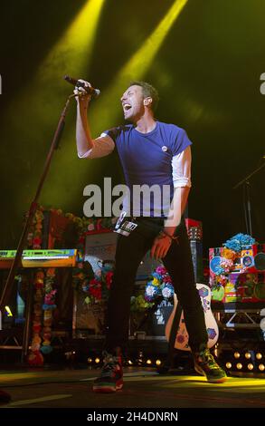 Coldplay réalise un concert de charité juste après les BRIT Awards en aide à l'enfant de guerre à l'indigo à l'O2, Londres. Banque D'Images