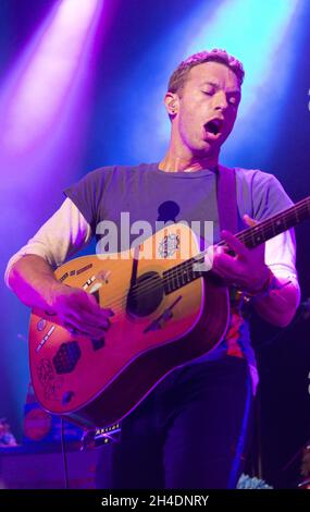 Coldplay réalise un concert de charité juste après les BRIT Awards en aide à l'enfant de guerre à l'indigo à l'O2, Londres. Banque D'Images