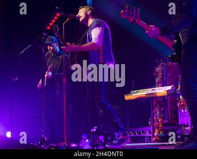 Coldplay réalise un concert de charité juste après les BRIT Awards en aide à l'enfant de guerre à l'indigo à l'O2, Londres. Banque D'Images