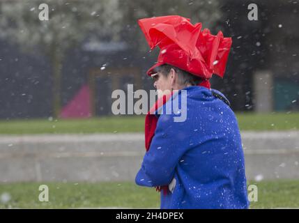 Des gens sont pris dans une tempête de grêle à Southbank près de Tower Bridge, Londres, le mardi 26 avril.Le Royaume-Uni doit faire face à une course à froid record jusqu'en mai avec des températures glaciales et des prévisions de neige pour les 10 prochains jours. Banque D'Images