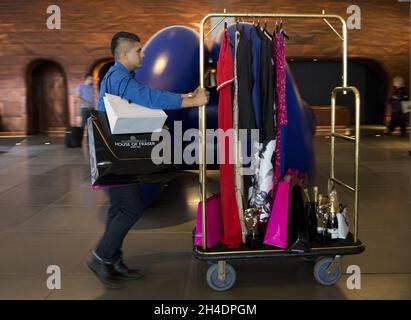 **embargo du 0001 samedi 7 mai 2016** les porteurs de l'hôtel Mondrian se chargent de la livraison de robes et d'accessoires avant les Prix de télévision de la House of Fraser British Academy de ce week-end.Les nominés seront prêts à l'hôtel avant de faire le court trajet jusqu'au tapis rouge du Royal Festival Hall, avant la cérémonie du dimanche 8 mai. Banque D'Images