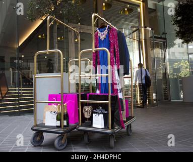 **embargo du 0001 samedi 7 mai 2016** les porteurs de l'hôtel Mondrian se chargent de la livraison de robes et d'accessoires avant les Prix de télévision de la House of Fraser British Academy de ce week-end.Les nominés seront prêts à l'hôtel avant de faire le court trajet jusqu'au tapis rouge du Royal Festival Hall, avant la cérémonie du dimanche 8 mai. Banque D'Images