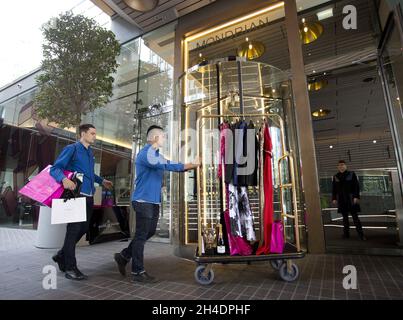 **embargo du 0001 samedi 7 mai 2016** les porteurs de l'hôtel Mondrian se chargent de la livraison de robes et d'accessoires avant les Prix de télévision de la House of Fraser British Academy de ce week-end.Les nominés seront prêts à l'hôtel avant de faire le court trajet jusqu'au tapis rouge du Royal Festival Hall, avant la cérémonie du dimanche 8 mai. Banque D'Images