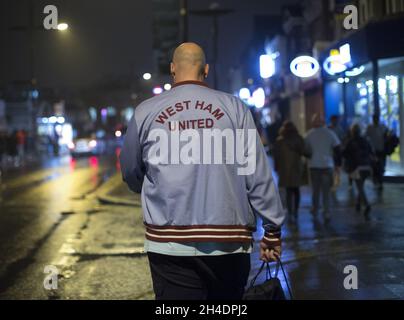 Un fan de West Ham United rentre à la maison après le dernier match de la Barclays Premier League joué au Boleyn Ground, à Upton Park, avant que les Hammers ne se déplacent au stade olympique. Banque D'Images