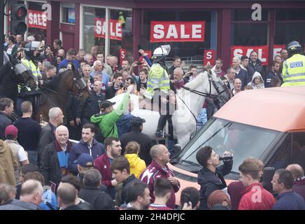 Les fans de West Ham United bloquent Barking Road à l'extérieur du Boleyn Ground, à l'est de Londres, avant le dernier match de la Barclays Premier League joué à Upton Park avant que les Hammers ne passent au stade olympique. Banque D'Images