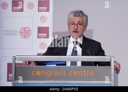 Massimo d'Alema, président de la Fondation des études progressistes européennes, et ancien Premier ministre italien, prononce un discours lors de la conférence d'été de la Fabian Society intitulée « l'avenir de la Grande-Bretagne, l'avenir du travail » 2016 au Centre des congrès, dans le centre de Londres, le 21 mai 2016. Banque D'Images