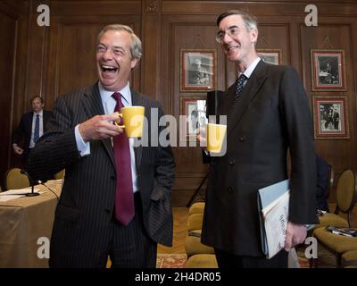 Le leader du UKIP, Nigel Farage, député européen et conservateur, Jacob Rees-Mogg (à droite), se réunit lors d'un événement du Groupe de Bruges dans le centre de Londres, en se concentrant sur les questions entourant le mandat d'arrêt européen, le 17 mai 2016. Banque D'Images
