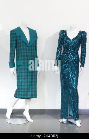 Deux robes portées par la princesse Diana, toutes deux dans des tons de bleu sarcelle/vert, dans le cadre de la passion pour la mode du 14 juin à Kerry Taylor Auctions dans le sud de Londres.(À gauche) Lot 208, est une tenue pratique, un grand carreaux tartan avec de larges épaules rembourrées avec la marque de Diana sailor-collet, conçu par Elizabeth et David Emanuel, d'estimer £10,000-15,000.(À droite) Lot 210, est une robe glamour scindée au genou par la designer Catherine Walker, estimer £80,000-100,000. Banque D'Images