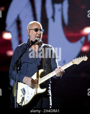 Le guitariste de l'OMS Pete Townshend se produit avec le groupe dans la scène principale du festival de l'île de Wight, à Seaclose Park, Newport, île de Wight, le samedi 11 juin. Banque D'Images