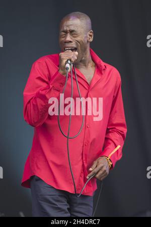 'mike + la mécanique' se déroule sur la scène principale du dernier jour du festival de l'île de Wight, parc Seaclose, Newport, île de Wight, le dimanche 12 juin. Banque D'Images