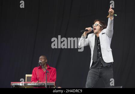 'mike + la mécanique' se déroule sur la scène principale du dernier jour du festival de l'île de Wight, parc Seaclose, Newport, île de Wight, le dimanche 12 juin. Banque D'Images