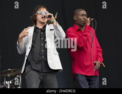 'mike + la mécanique' se déroule sur la scène principale du dernier jour du festival de l'île de Wight, parc Seaclose, Newport, île de Wight, le dimanche 12 juin. Banque D'Images