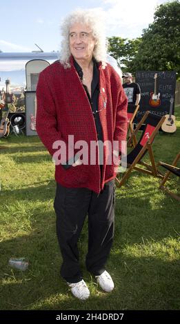 Le guitariste principal du groupe de rock Queen, Brian May, assiste au Festival de l'île de Wight, à Seaclose Park, à Newport, à l'île de Wight, le dimanche 12 juin. Banque D'Images