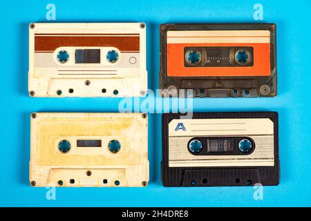 Quatre cassettes audio anciennes sur le gros plan de papier bleu Banque D'Images