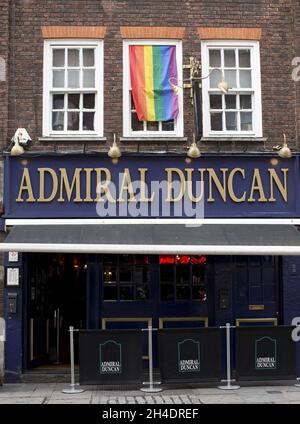 Les drapeaux de fierté gay pendent des fenêtres au-dessus du pub Admiral Duncan dans Old Compton Street, Soho, Londres, après le tournage de la boîte de nuit Pulse, Orlando, États-Unis.Le 30 avril 1999, l'amiral Duncan a été le théâtre d'une explosion de bombe à ongles qui a tué trois personnes et blessé vers 70 par le Néo-nazi David Copeland. Banque D'Images