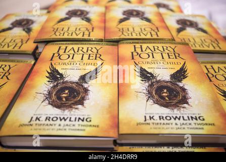 Une pile de livres de Harry Potter et de l'enfant maudit lors de la soirée de lancement à Waterstones, Picadilly, dans le centre de Londres, le samedi 30 juillet. Banque D'Images