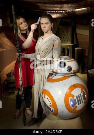 L'artiste studio Vanesa Sallinger donne les dernières touches à la nouvelle figurine de cire de Daisy Ridley, comme Rey dans Star Wars: The Force Eveys, à Madame Tussauds à Londres. Banque D'Images