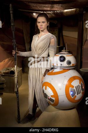 La nouvelle figurine en cire de Daisy Ridley, comme Rey dans Star Wars: The Force Awakens, est révélée à Madame Tussauds à Londres. Banque D'Images