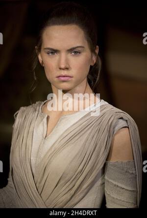 La nouvelle figurine en cire de Daisy Ridley, comme Rey dans Star Wars: The Force Awakens, est révélée à Madame Tussauds à Londres. Banque D'Images