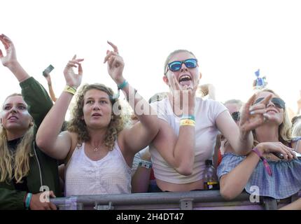 Les festivalgoers écoutent les Kaiser Chiefs sur la scène principale du Festival des Boardmasters 2016 à Watergate Bay, Newquay, Cornwall, le samedi 13 août 2016. Banque D'Images