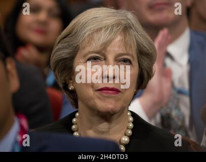 La première ministre Theresa May assiste à la première journée de la conférence du parti conservateur au Centre international des congrès, ICC, Birmingham.Dimanche 2 octobre 2016.Crédit photo devrait se lire: Isabel Infantes / EMPICS Entertainment. Banque D'Images