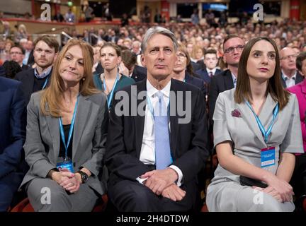 Philip Hammond, chancelier de l'Échiquier, et Susan Williams-Walker (L), épouse, assistent à la première journée de la conférence du parti conservateur au Centre international des congrès, ICC, Birmingham.Dimanche 2 octobre 2016.Crédit photo devrait se lire: Isabel Infantes / EMPICS Entertainment. Banque D'Images