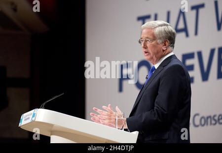 Michael Fallon, secrétaire d'État à la Défense, prononce un discours devant les délégués le troisième jour de la conférence du parti conservateur au Centre international des congrès, ICC, Birmingham. Banque D'Images