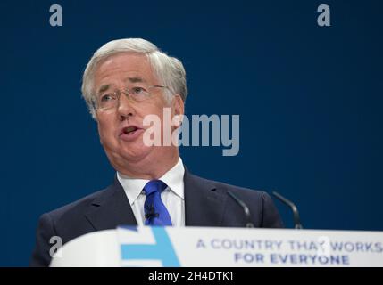 Michael Fallon, secrétaire d'État à la Défense, prononce un discours devant les délégués le troisième jour de la conférence du parti conservateur au Centre international des congrès, ICC, Birmingham. Banque D'Images